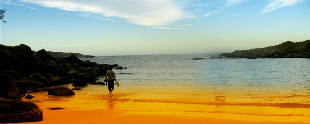 Madagascar, bañista solitario, al caer la noche